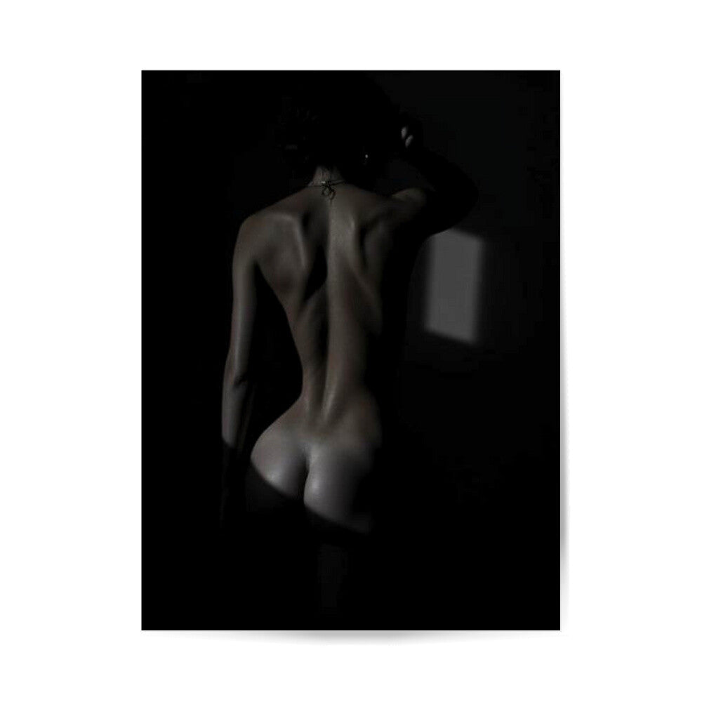 poster in schwarz weiß, minimalistisches poster mit weiblicher Figur, Dunkle Ästhetik, nackte frau