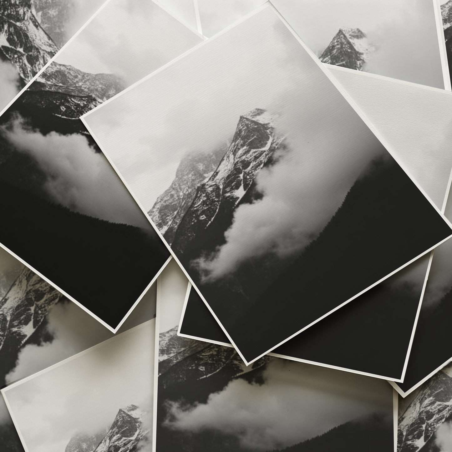 ästhetisches poster für zuhause oder büro, minimalistisches poster, elegante dekoration, poster für schlafzimmer, esszimmer poster, Berge, Landschaft Poster, Berge Im Nebel