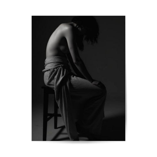 poster in schwarz weiß, minimalistisches poster mit weiblicher Figur, Dunkle Ästhetik, 